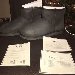 UGG Women’s Classic Mini- Black